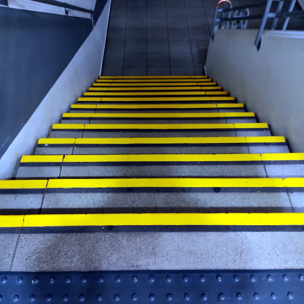 Demarcación de Seguridad en Escaleras de Alto Tráfico