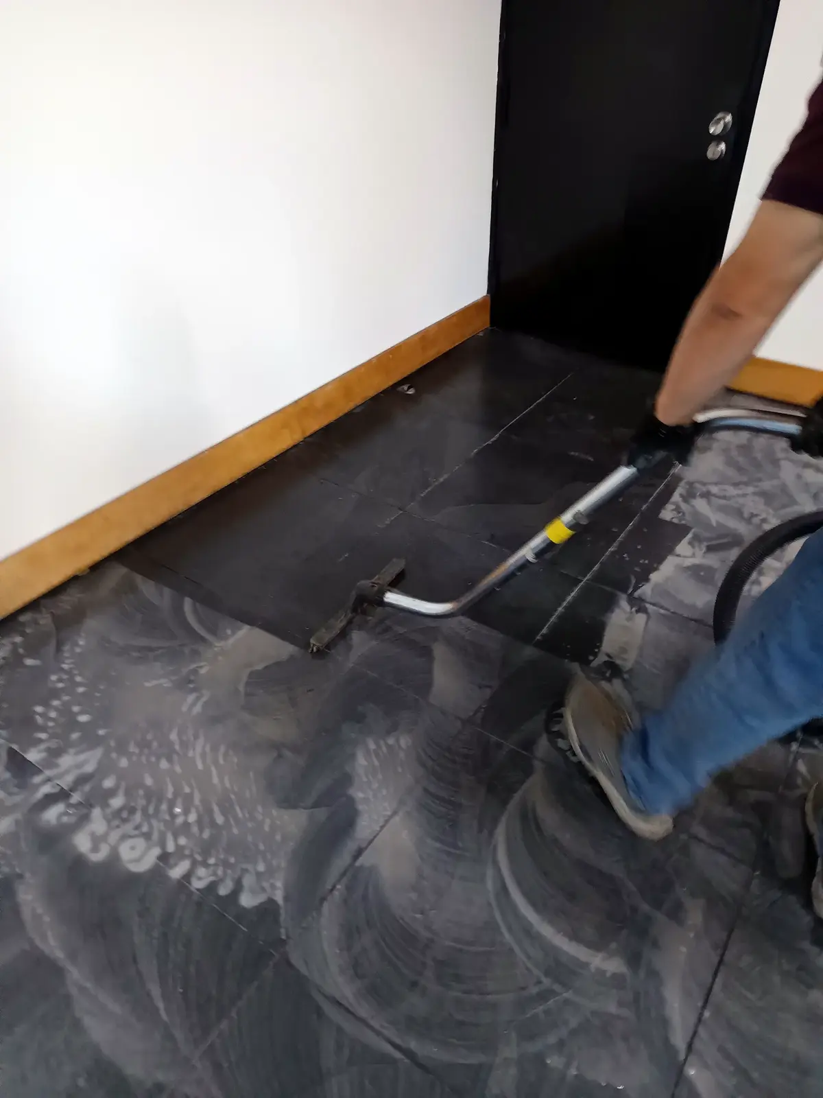 Limpieza y Decapado de Pisos de Alto Tráfico